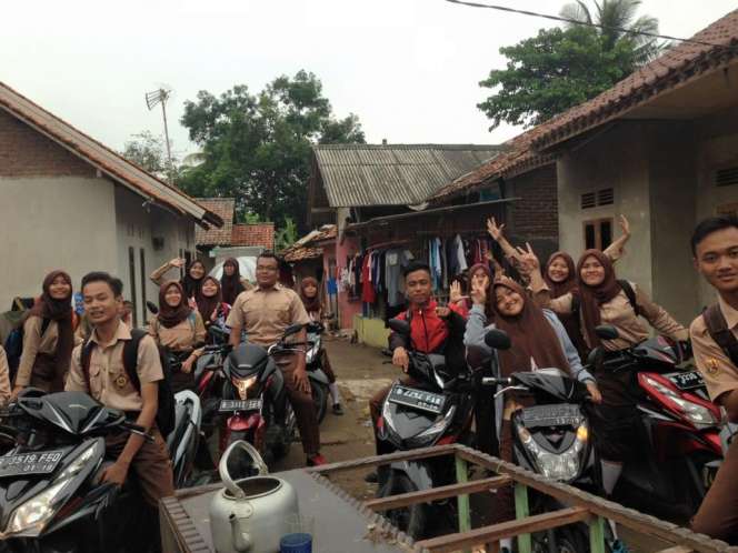 Momen Haru Bocah di Bekasi Mengetuk Hati OSIS SMAN