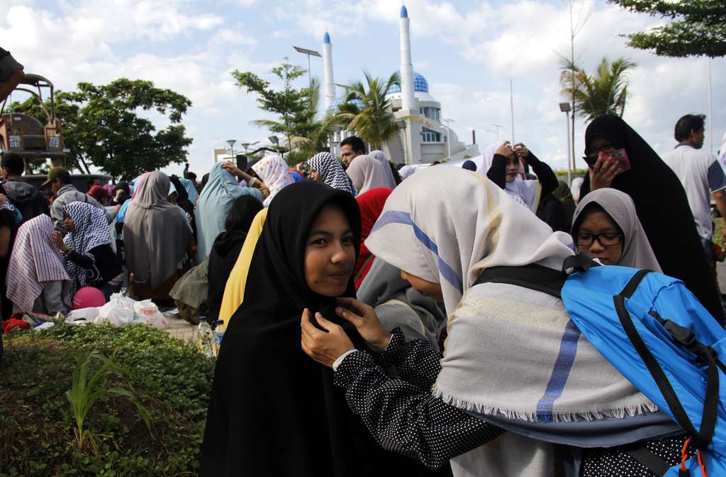 Gerakan Menutup Aurat vs Hari Valentine