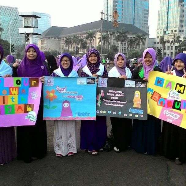 Gerakan Menutup Aurat vs Hari Valentine