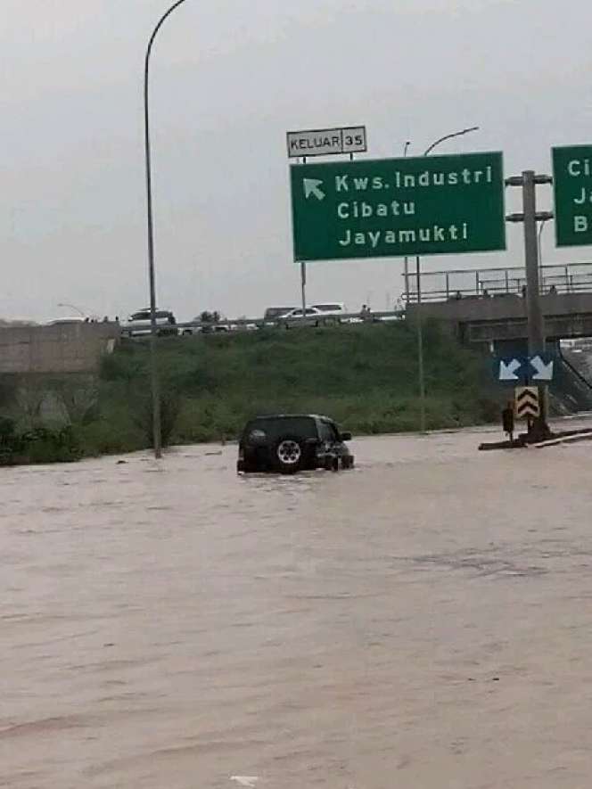 Banjir Bekasi, Gerbang Tol Cikunir 2 Roboh 