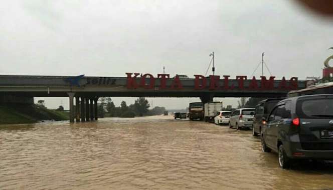 Banjir Bekasi, Gerbang Tol Cikunir 2 Roboh 