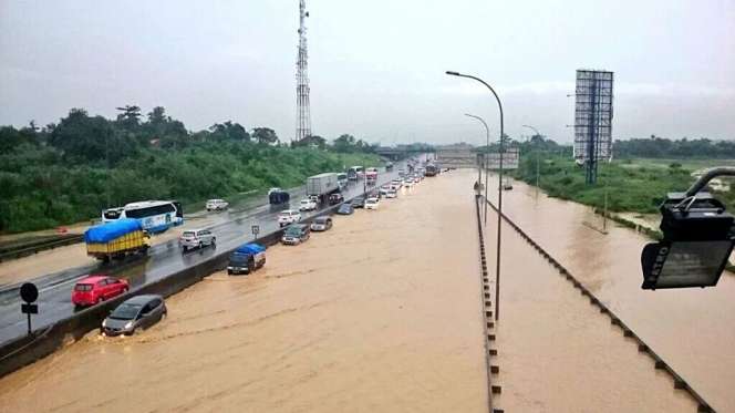 Banjir Bekasi, Gerbang Tol Cikunir 2 Roboh 