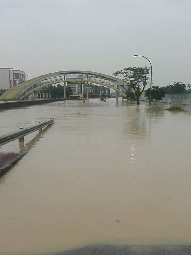 Banjir Bekasi, Gerbang Tol Cikunir 2 Roboh 