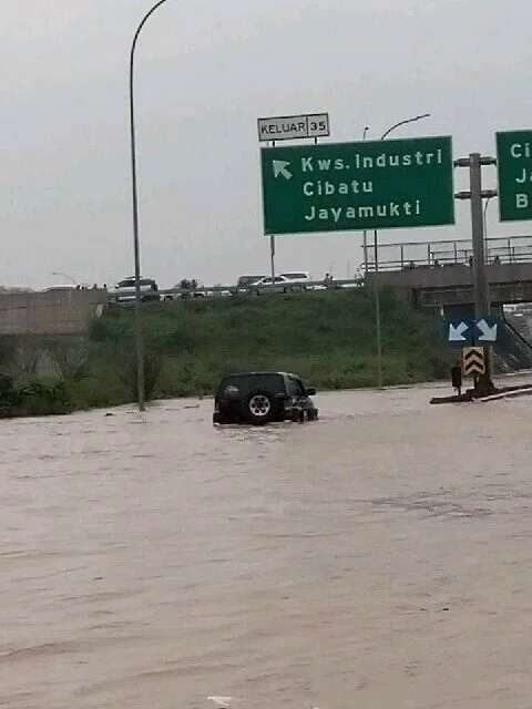 Banjir Bekasi, Gerbang Tol Cikunir 2 Roboh 