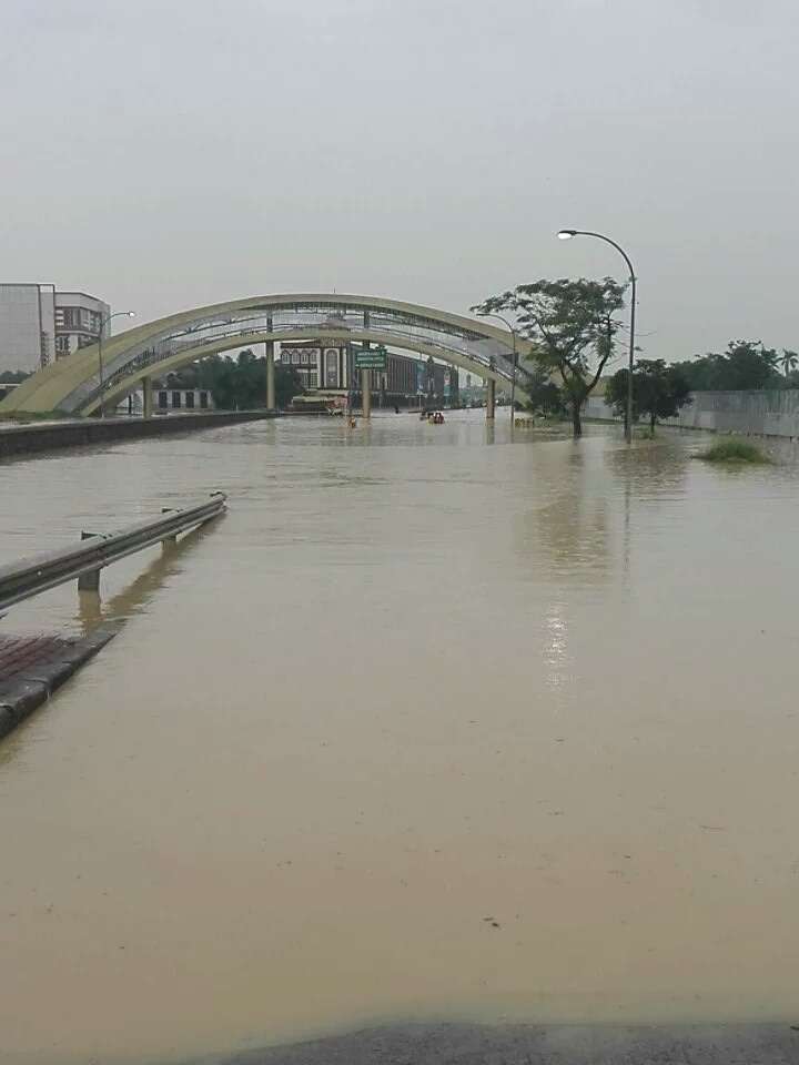 Banjir Bekasi, Gerbang Tol Cikunir 2 Roboh 