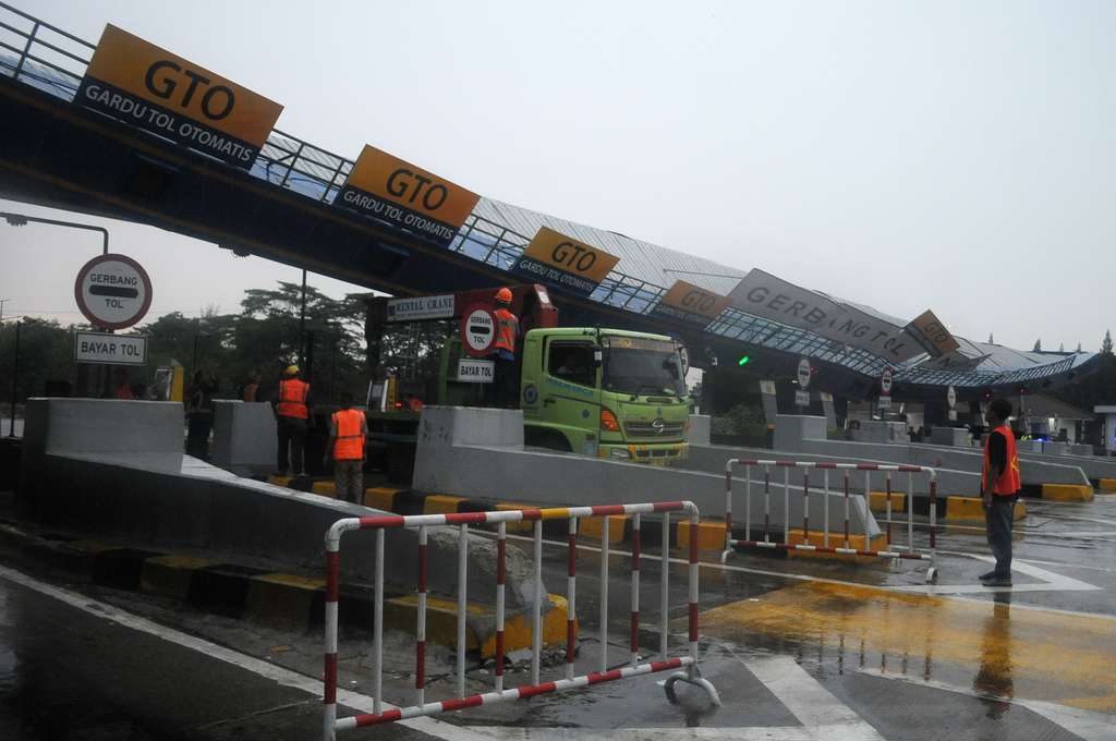 Banjir Bekasi, Gerbang Tol Cikunir 2 Roboh 