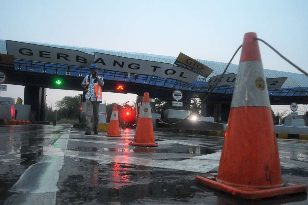 Banjir Bekasi, Gerbang Tol Cikunir 2 Roboh 