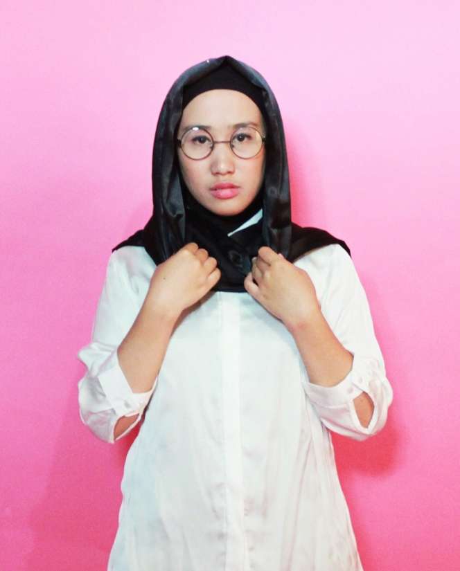 #HOTD: Hijab Simpel Hitam Putih Lingga Utami