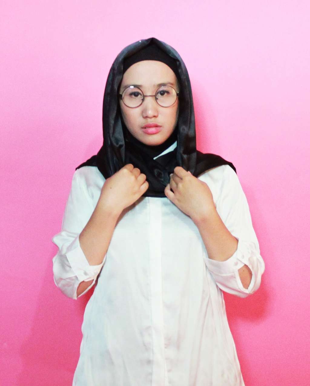 #HOTD: Hijab Simpel Hitam Putih Lingga Utami