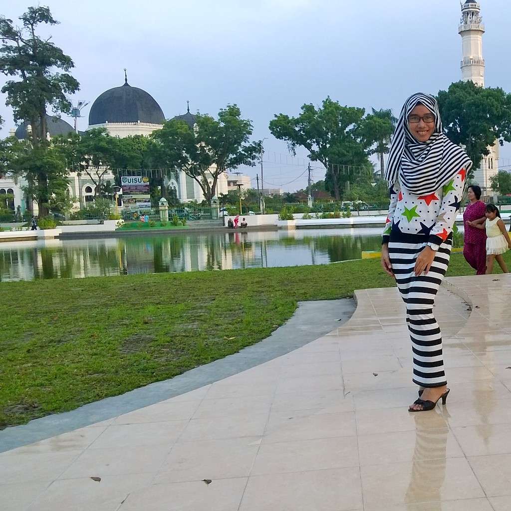 #HOTD: Paduan Motif Garis-garis Rani Manusiwa