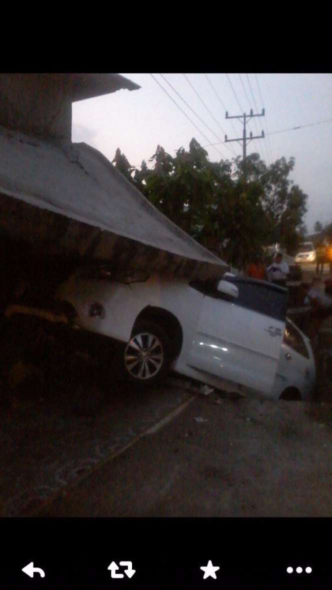 Penampakan Mobil Ringsek Ustaz Al Habsyi