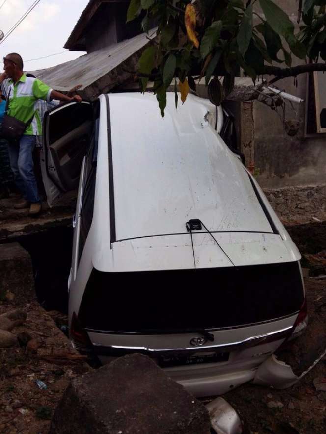 Penampakan Mobil Ringsek Ustaz Al Habsyi