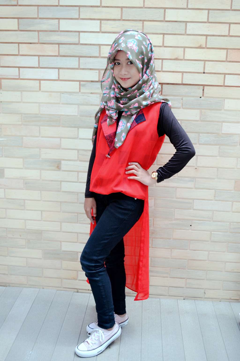 #HOTD: Paduan Sneakers dan Hijab Bunga-bunga Farah Ardhila