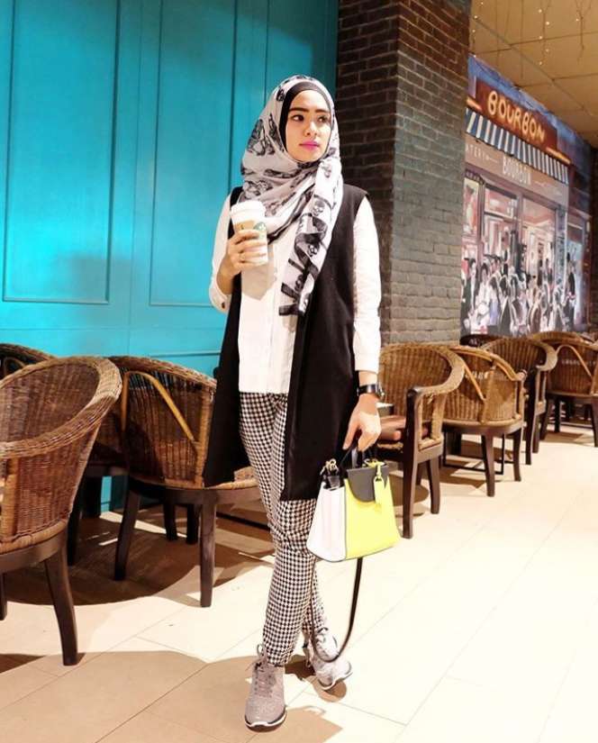 #HOTD: Gaya Monokromatik Aqmarina Putri