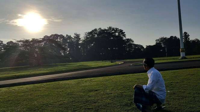 Nonton Gerhana Matahari Total, Jokowi 'Sarungan'