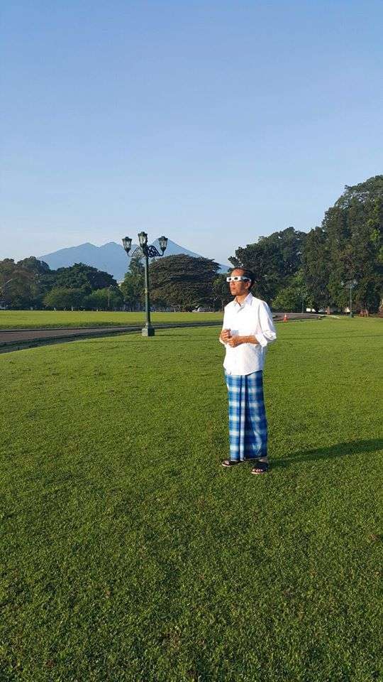 Nonton Gerhana Matahari Total, Jokowi 'Sarungan'