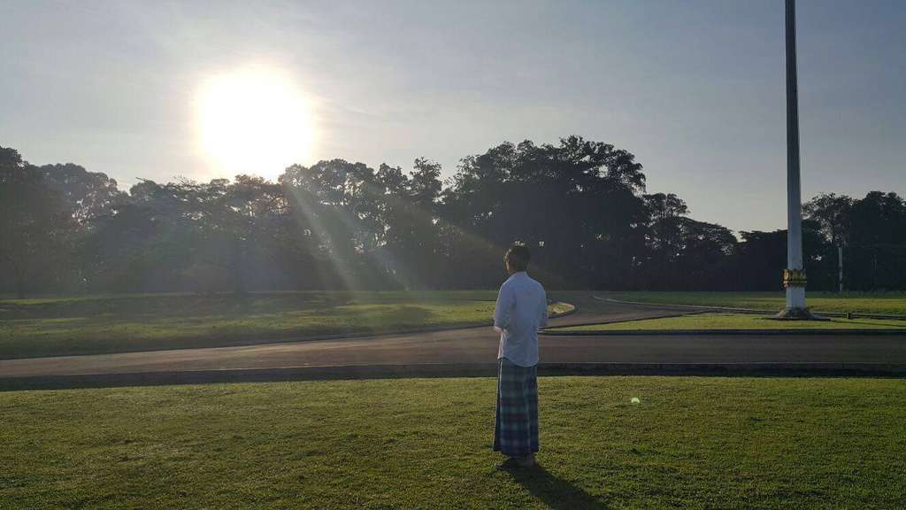 Nonton Gerhana Matahari Total, Jokowi 'Sarungan'