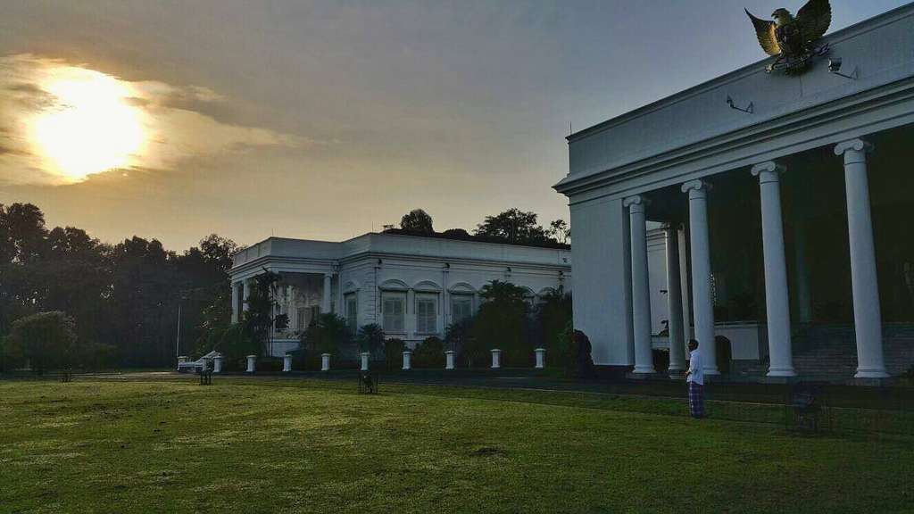 Nonton Gerhana Matahari Total, Jokowi 'Sarungan'