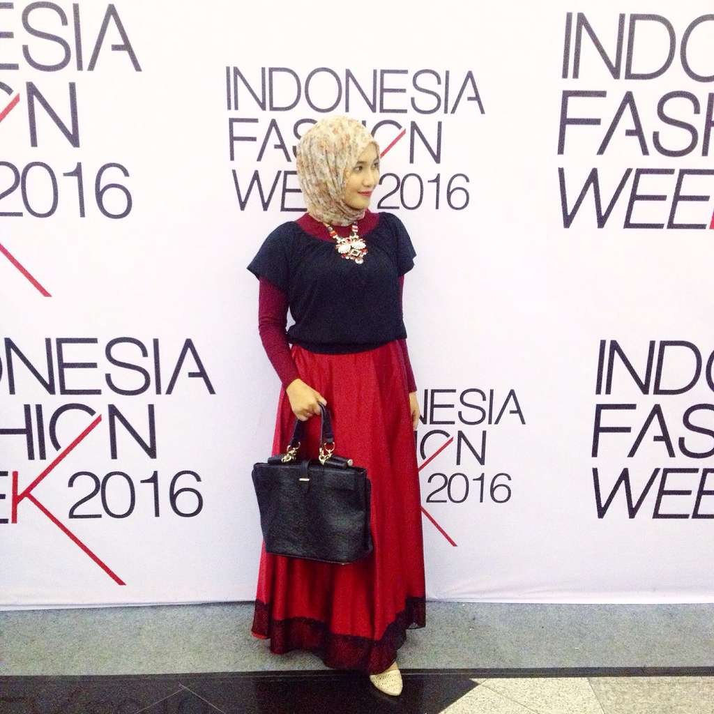 #HOTD: Hitam Merah, Paduan Cocok Bella Aulia