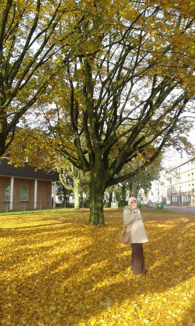#HOTD: Nuansa Cokelat Hijaber Bekasi di Negeri Kincir Angin