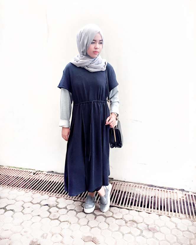 #HOTD: Hijab Simpel Nuansa Abu-abu Melly Dimastianti