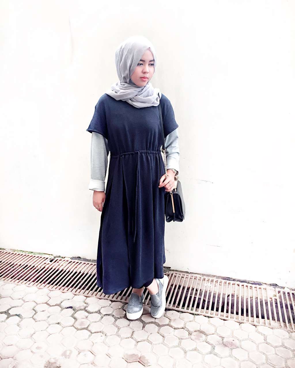 #HOTD: Hijab Simpel Nuansa Abu-abu Melly Dimastianti