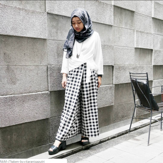 #HOTD: Gaya Hijab dengan Celana Palazzo Tiarani Saputri