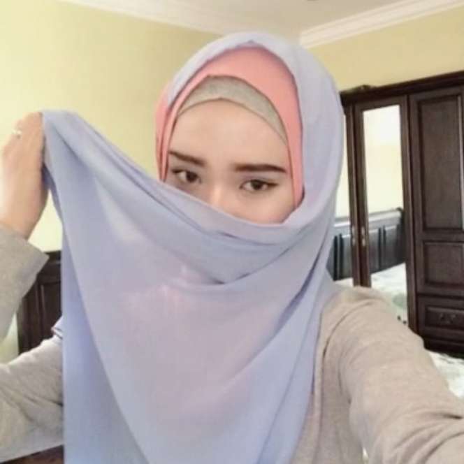Cantikan Mana, Song Ji Hyo Atau...?