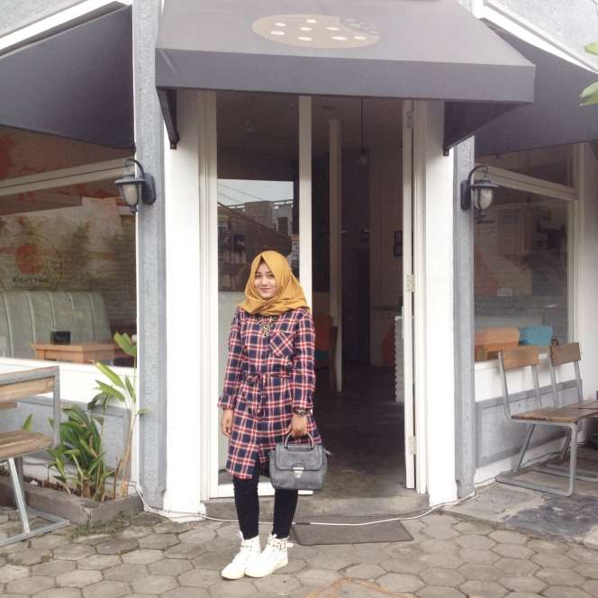 #HOTD: Gaya Hijaber Atik Maisaro dengan Motif `Flanel`