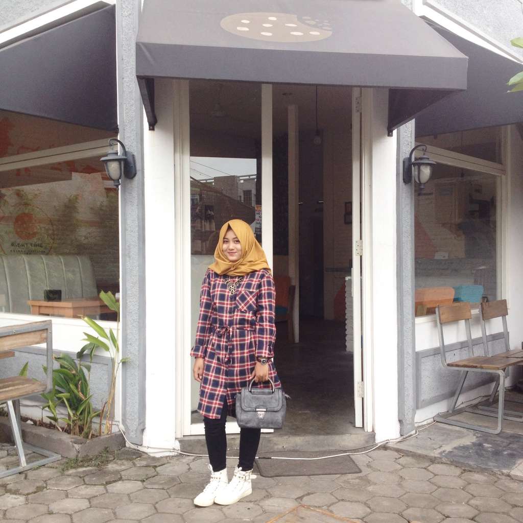 #HOTD: Gaya Hijaber Atik Maisaro dengan Motif `Flanel`