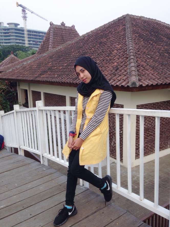 #HOTD: Lebih Sibuk di Luar Ruangan? Intip Gaya Hijab Lenny N