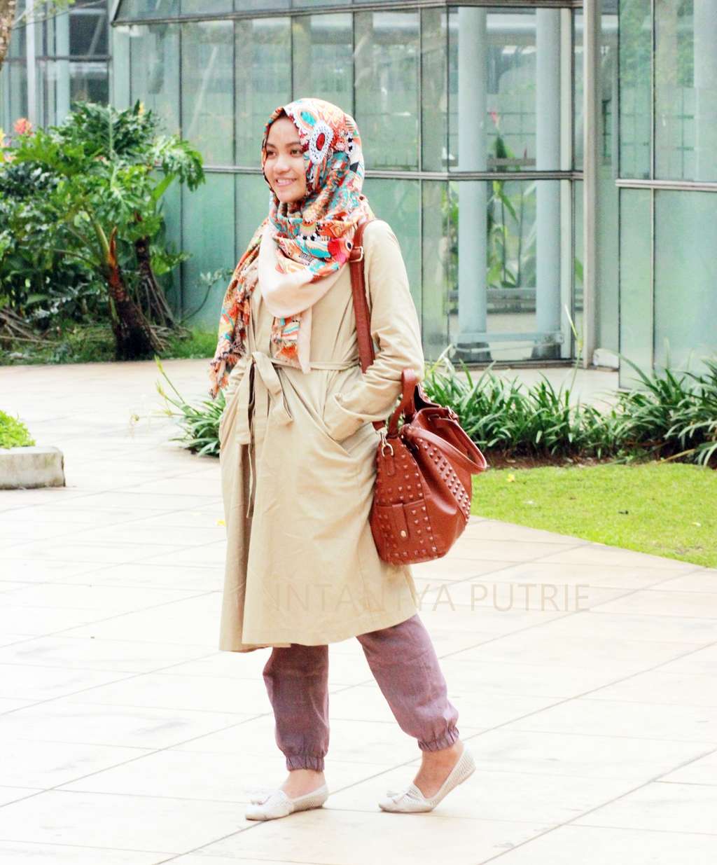 #HOTD: Berani Bergaya Coat ala Intantya Putri?
