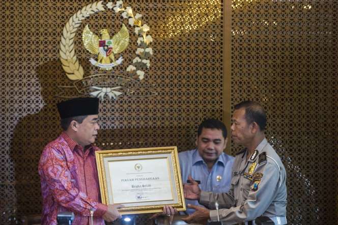 Bripka Seladi, Polisi Pemulung Itu Dapat Penghargaan dari DPR
