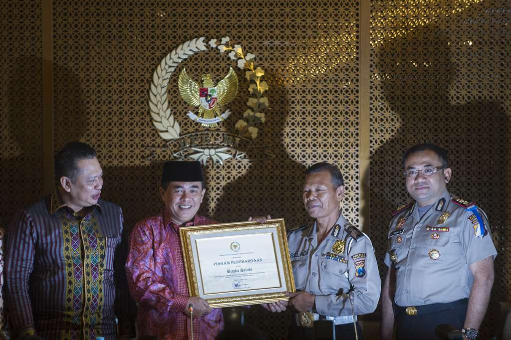Bripka Seladi, Polisi Pemulung Itu Dapat Penghargaan dari DPR