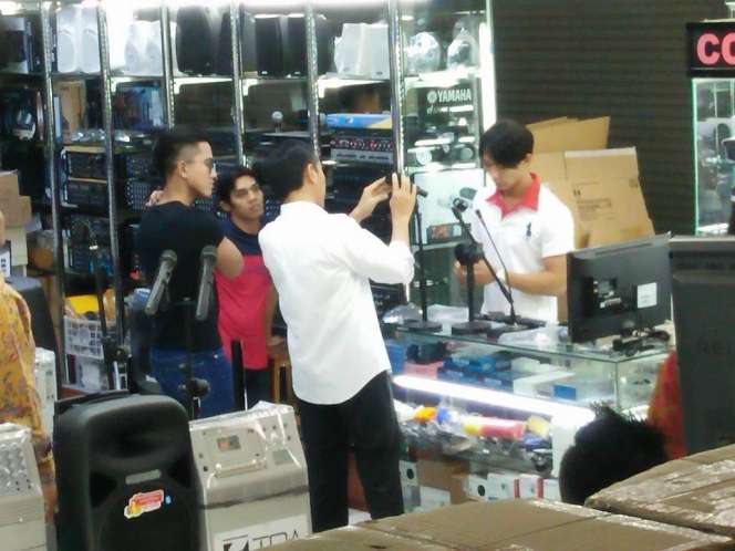 Saat Presiden Jokowi dan Kaesang Belanja di Mangga Dua