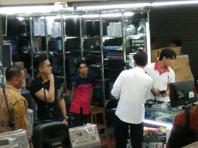 Saat Presiden Jokowi dan Kaesang Belanja di Mangga Dua