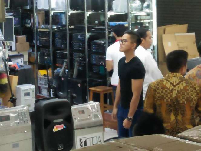 Saat Presiden Jokowi dan Kaesang Belanja di Mangga Dua