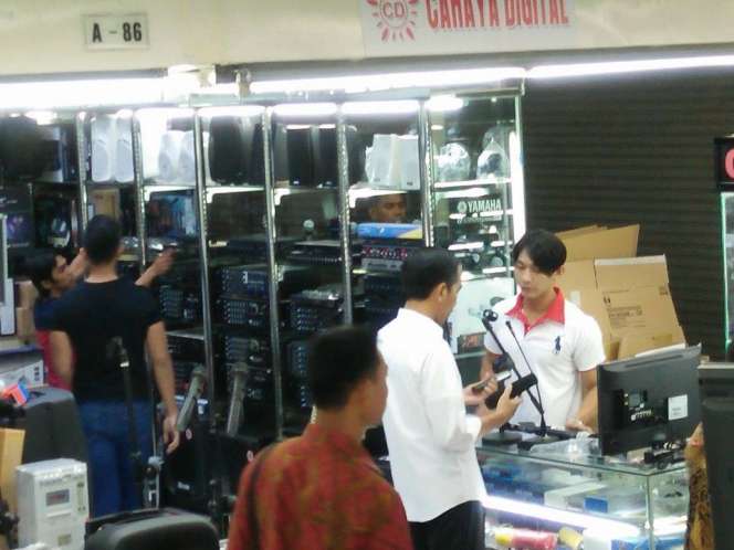 Saat Presiden Jokowi dan Kaesang Belanja di Mangga Dua