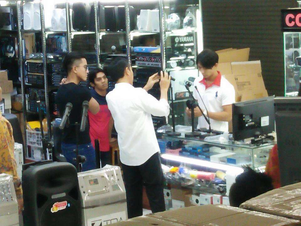 Saat Presiden Jokowi dan Kaesang Belanja di Mangga Dua
