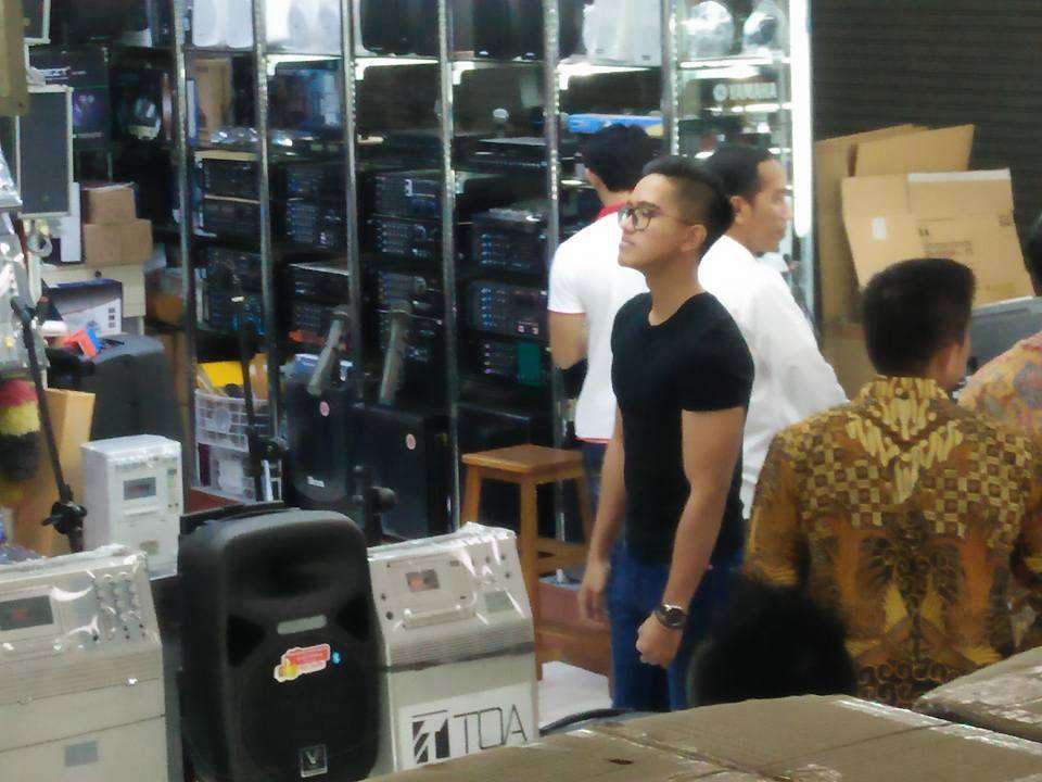Saat Presiden Jokowi dan Kaesang Belanja di Mangga Dua