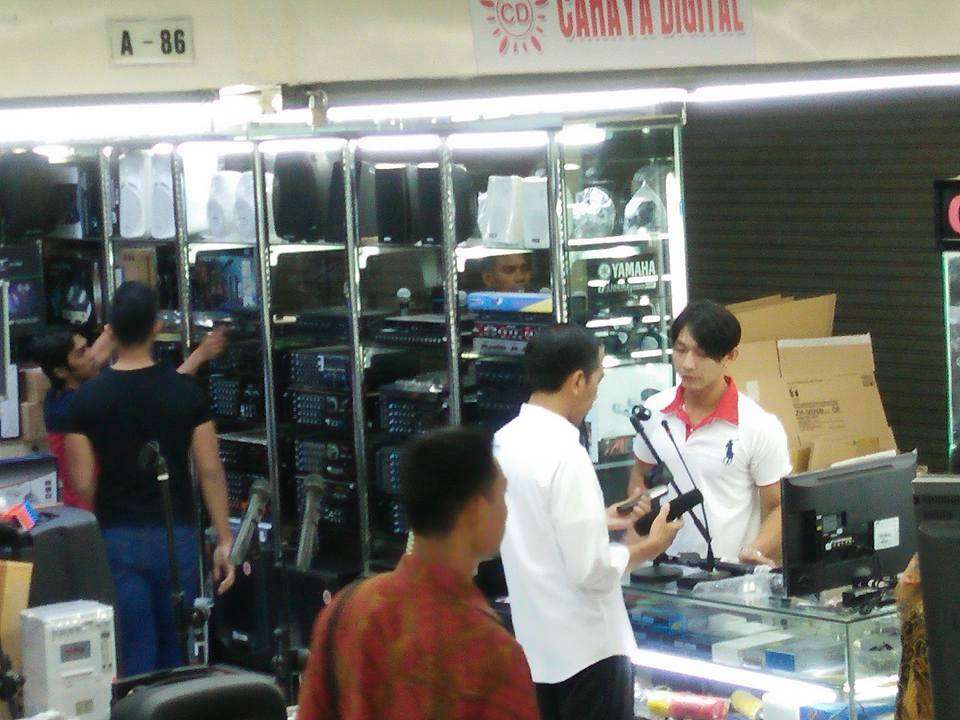 Saat Presiden Jokowi dan Kaesang Belanja di Mangga Dua