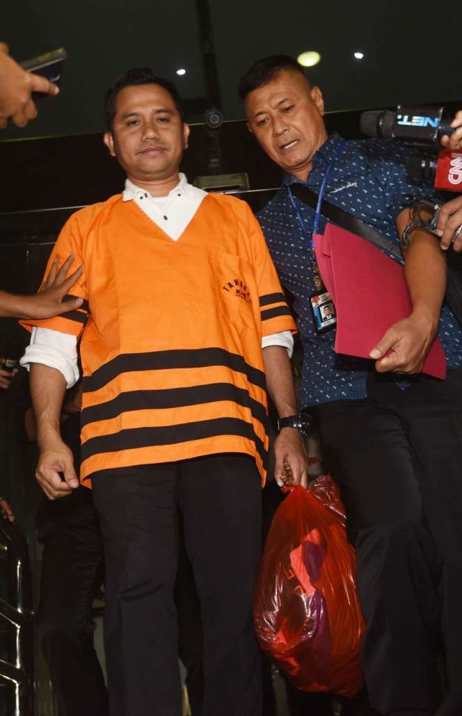 Penampakan Kakak Saipul Jamil Berbaju Tahanan KPK