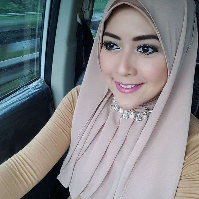Dulu Seksi, Istri Kedua Kiwil Berhijab Kini Panen Pujian