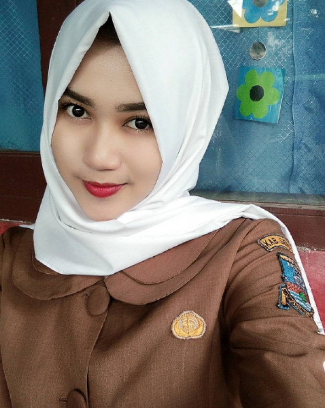 Guru SD Cantik Idola Warga Serang