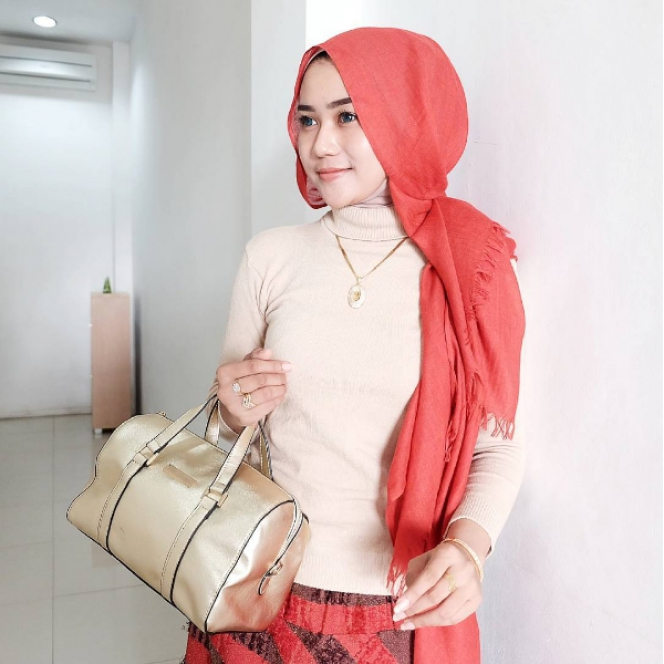 Guru SD Cantik Idola Warga Serang