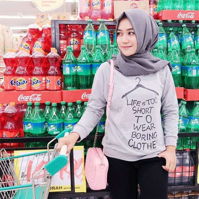Guru SD Cantik Idola Warga Serang