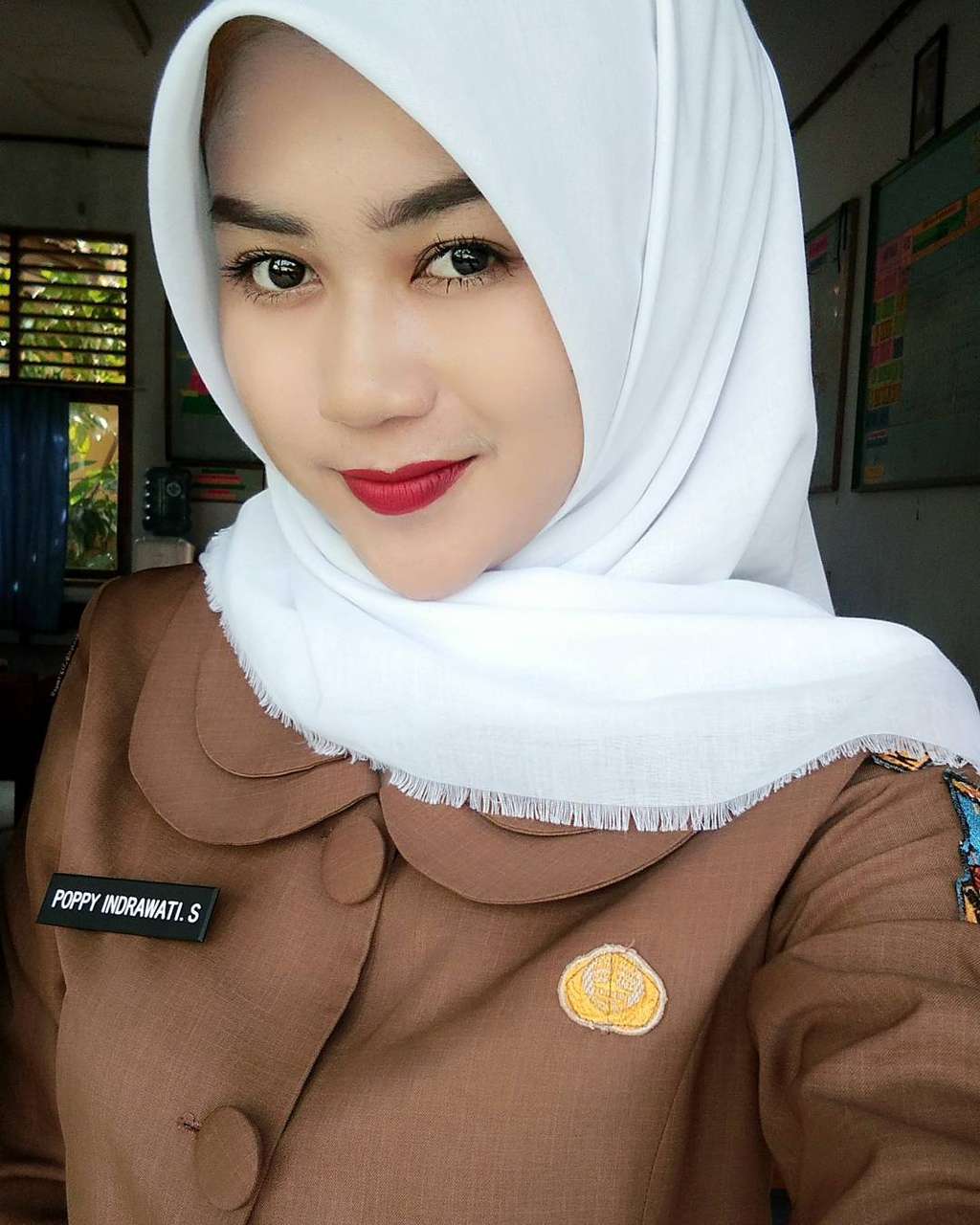 Guru SD Cantik Idola Warga Serang