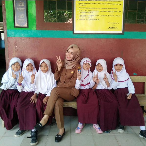 Guru SD Cantik Idola Warga Serang