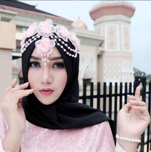 Guru SD Cantik Idola Warga Serang