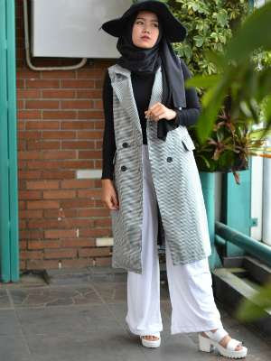 #HOTD: Gaya Monokromatik ke Kantor Nika Melina